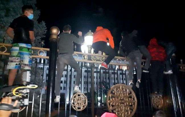 Протесты в Бишкеке: люди штурмовали дворец президента