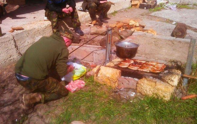 Девочка за подаренные на день рождения деньги купила бойцам АТО "вкусной колбасы"