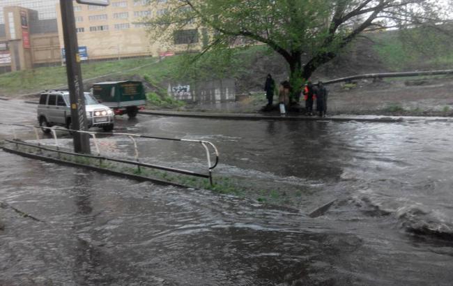 В Киеве сильный ливень затопил дороги