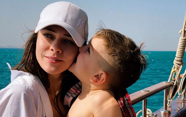 Глаз не оторвать: Юлия Санина умилила фанатов искренним фото с уснувшим сыном