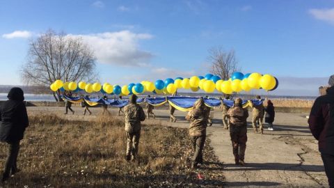 Над "ДНР" запустили величезний прапор України: фото і відео привітання від волонтерів