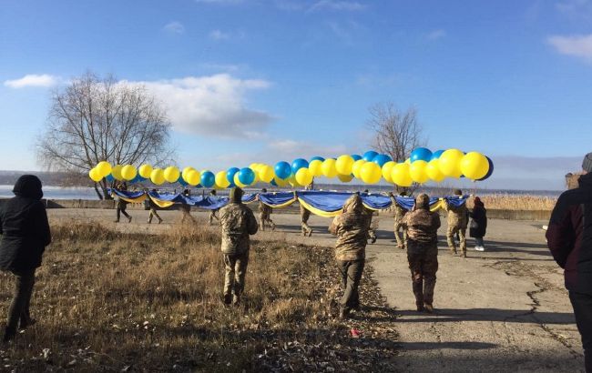 Над "ДНР" запустили огромный флаг Украины: фото и видео поздравления от волонтеров