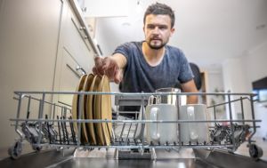 Этот популярный лайфхак вредит посудомойке: не повторяйте его