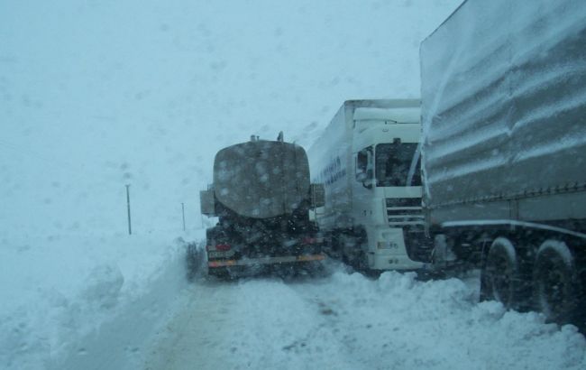 Непогода в Украине: движение грузовиков на Закарпатье ограничено