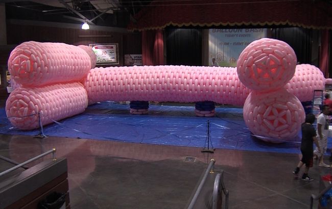 Американец создал самую большую скульптуру из воздушных шариков