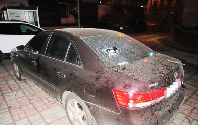 В центре Киева неадекват бросал из окна на машины банки и спортивный инвентарь