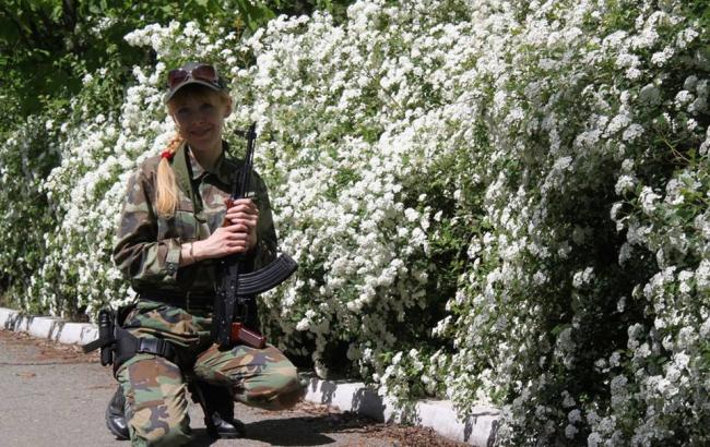 Украинцев возмутила встреча девушки-бойца АТО с "ватной" старушкой