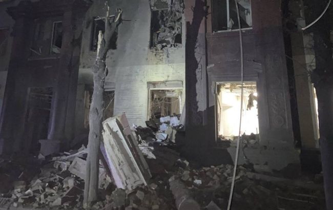 Росіяни обстріляли багатоповерхівку в Запоріжжі: є загиблі та поранені