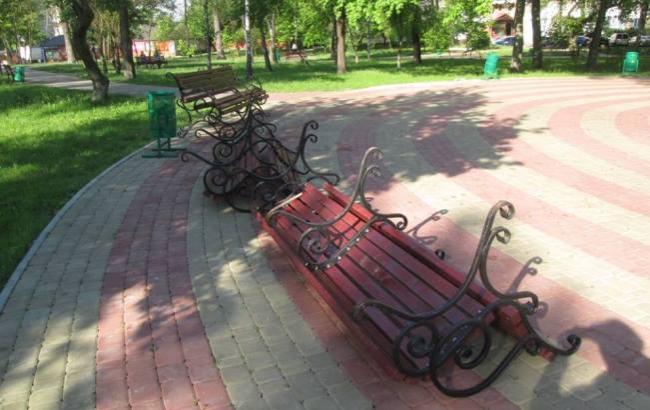 У київському сквері вандали вирвали нові лавочки