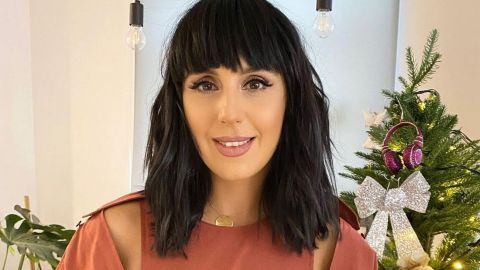 Нереальная красотка: Джамала восхитила фанатов своим нарядом возле рождественской елки