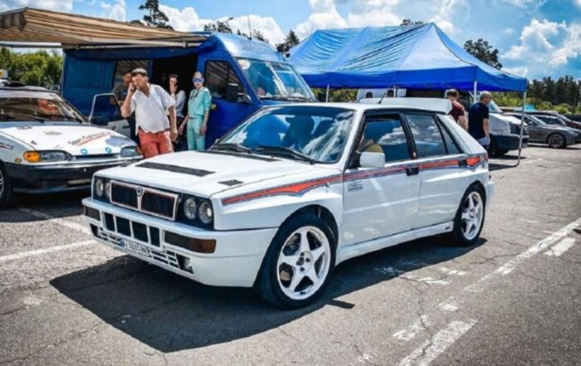 В Україні помітили легендарний 30-річний італійський спорткар (фото)