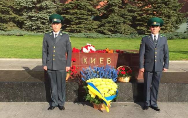 К мемориалу украинским солдатам в Кремле возложили сине-желтые цветы