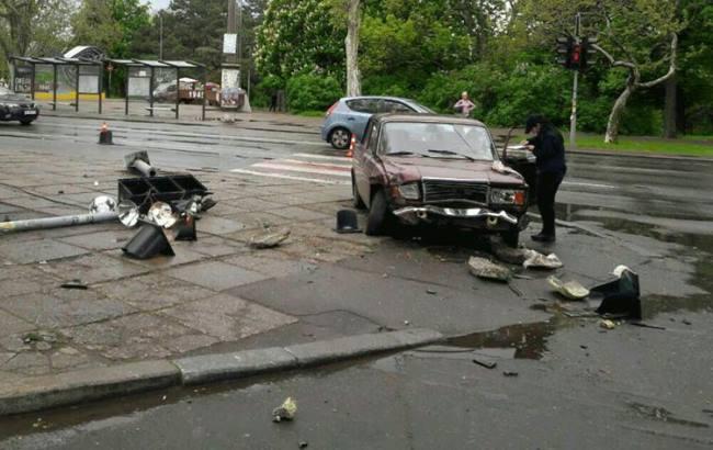 В Одессе водитель сбил светофор и четверых пешеходов