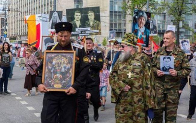 Поп в стилі мілітарі: в мережі сміються над знімком з параду у Москві