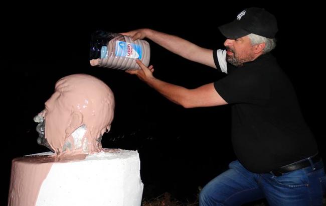 Рожевий Сталін: в Грузії нову скульптуру радянського вождя залили фарбою