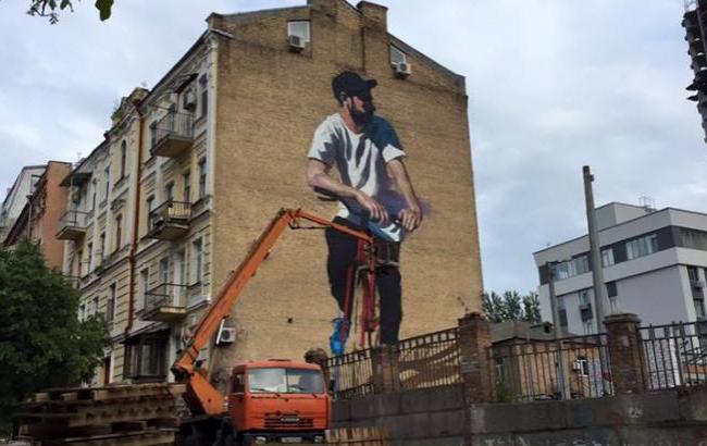 Возле киевского велотрека появился мурал-автопортрет