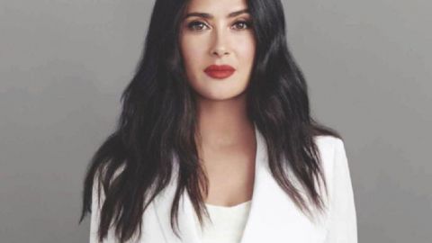 Мини-юбка и экстремальные каблуки: Сальма Хайек показала фигуру в пикантном образе