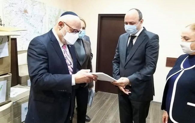 Израиль передал Харькову аппараты ИВЛ и защитные костюмы
