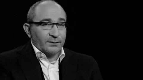 Харків прощається з Кернесом: величезні черги та море квітів (фото)