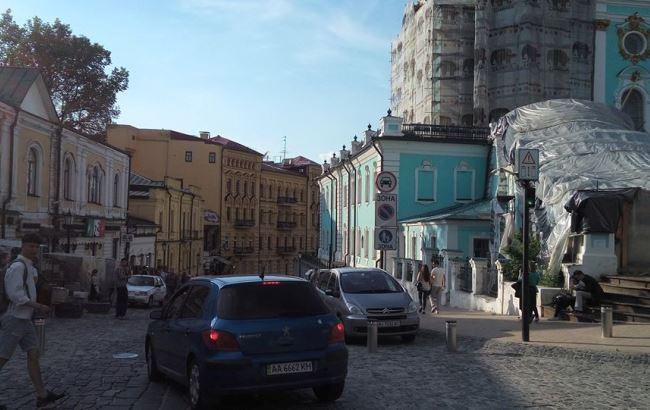 "Нечего тут шастать": по пешеходному Андреевскому спуску снова ездят машины