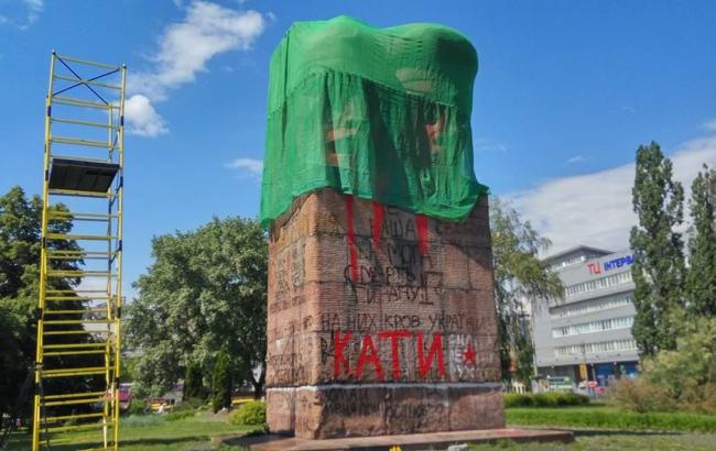 В Киеве начали демонтаж памятнику чекистам