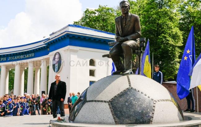 Вечная память: в Киеве футболисты возложили цветы к мемориалу Лобановского