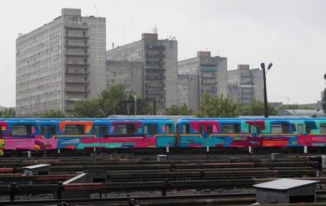 Художній поїзд: у Києві з'явився різнобарвний склад метро