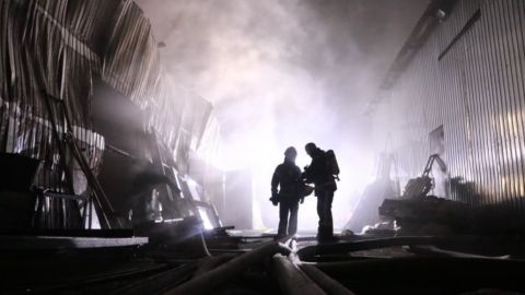 В Киеве потушили пожар на складах