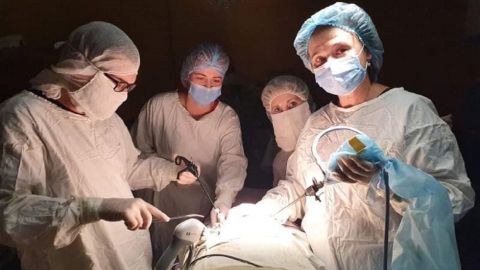 Во Львове 14-летней девочке удалили гигантское образование размером с баскетбольный мяч