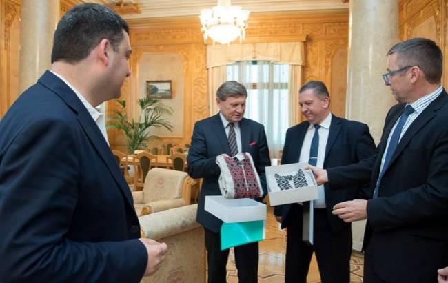 Гройсман подарував іноземним реформаторам вишиванки