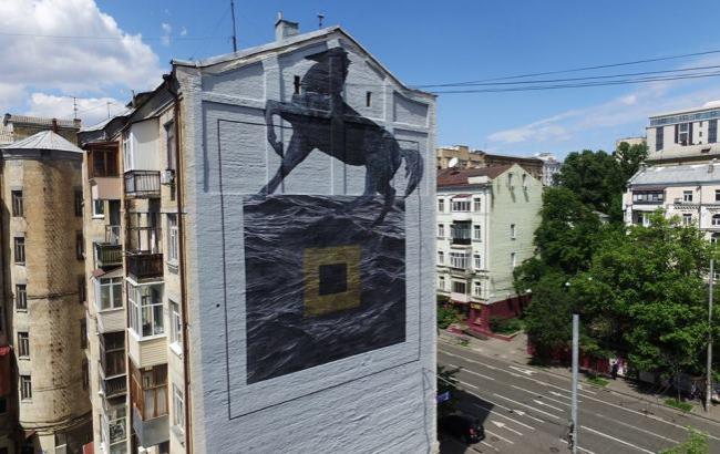 "Кожна ріка впадає в море": в Киеве нарисовали "взрослый" мурал