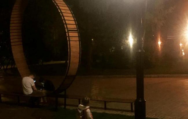 "Встаньте, дети, встаньте в круг": В центре Киева появилась необычная скамейка