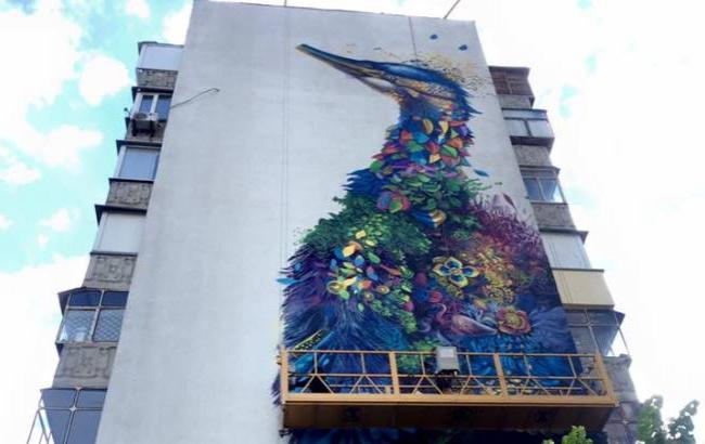 В Киеве дом украсили сказочным павлином