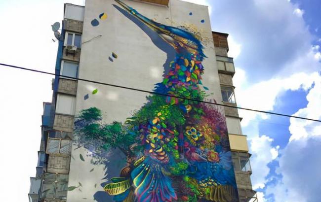 "Шедевр": в Киеве закончили рисовать мурал с павлином