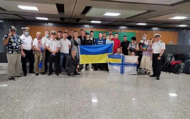 В США прибыл очередной экипаж украинских моряков. Будут учиться управлять "Айлендом"