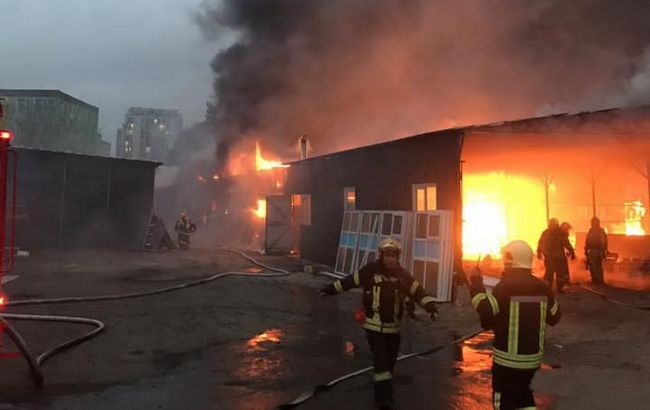 У Києві масштабна пожежа: горять склади