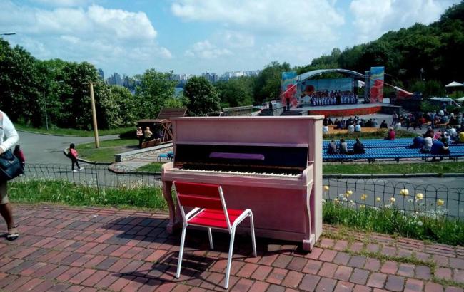 Жизнь в розовом цвете: в Киеве на Певчем поле появился яркий музыкальный инструмент