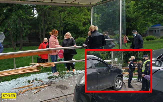 В Киеве автомобиль влетел в остановку: что известно