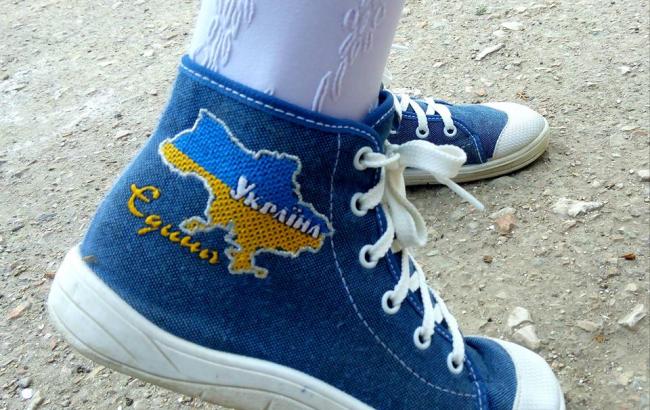 Последний звонок: в Крыму дети пришли на праздник с украинской символикой