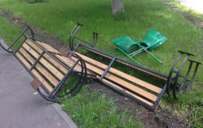 У київському сквері вандали вирвали нові лавочки разом з асфальтом