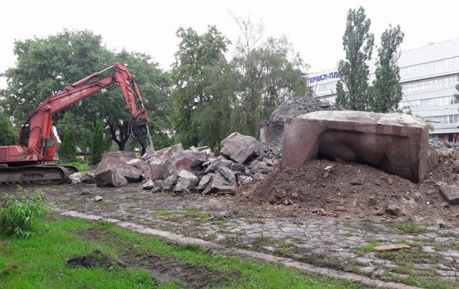 В Киеве снесли памятник "чекистам"