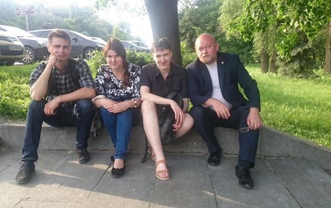 Другий день вдома: Савченко побачилася з друзями і провела ряд зустрічей