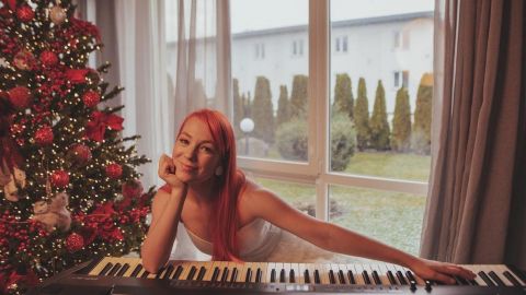 Счастливая семья: Светлана Тарабарова восхитила поклонников рождественскими фото с мужем и детьми