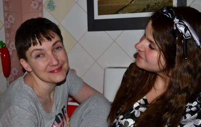 Первая ночь дома: Савченко встретилась с подругой