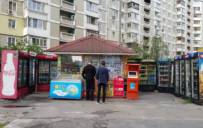 "Новий стартап": у Києві МАФ з десятком холодильників "виліз" на тротуар