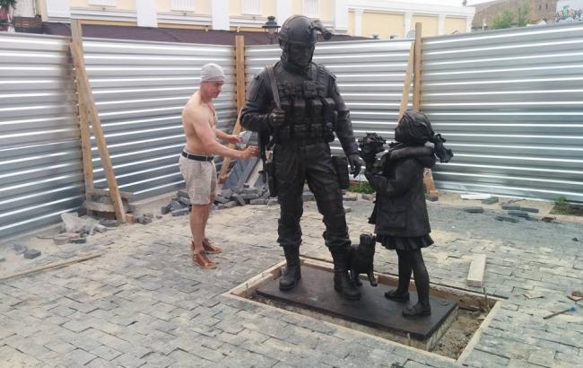 "Зеленым человечкам" в Крыму поставили памятник