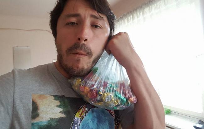 "Няшный" Притула на гастролях отримав солодкий подарунок від прихильниці