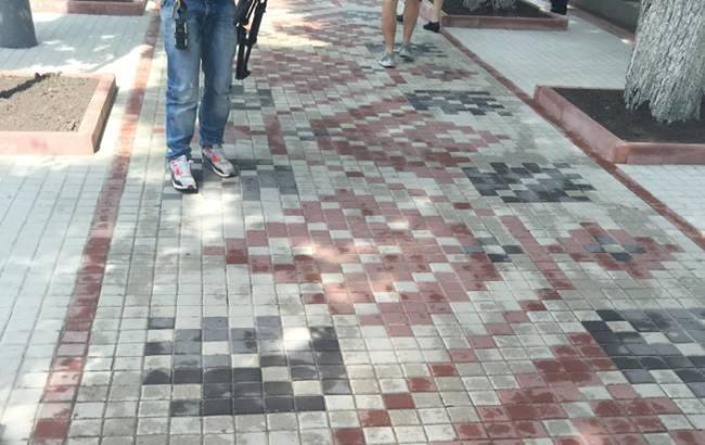 В центре Киеве появился тротуар-вышиванка