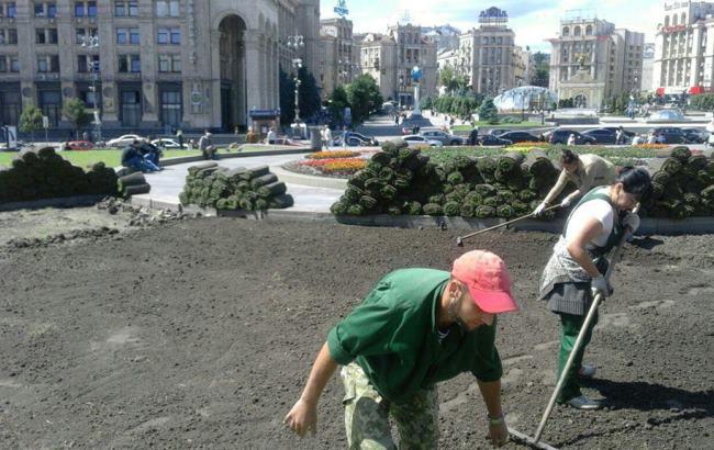 "Кипить робота": у Києві на Хрещатику з'явиться газон