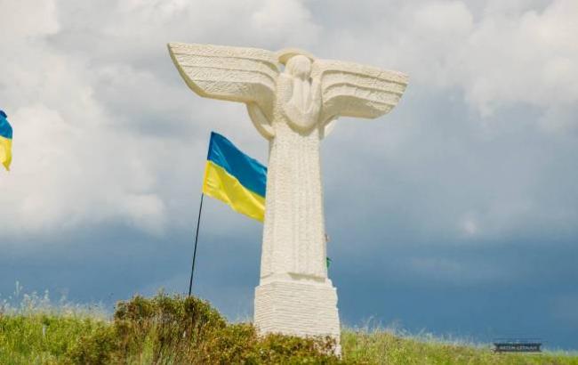 "Скорботний ангел": під Слов'янському встановили меморіал загиблим на Донбасі льотчикам